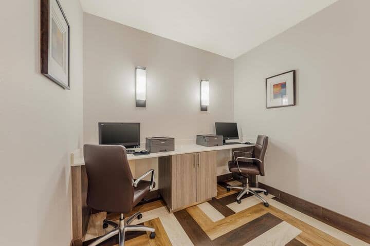 Business Center 35 of 36